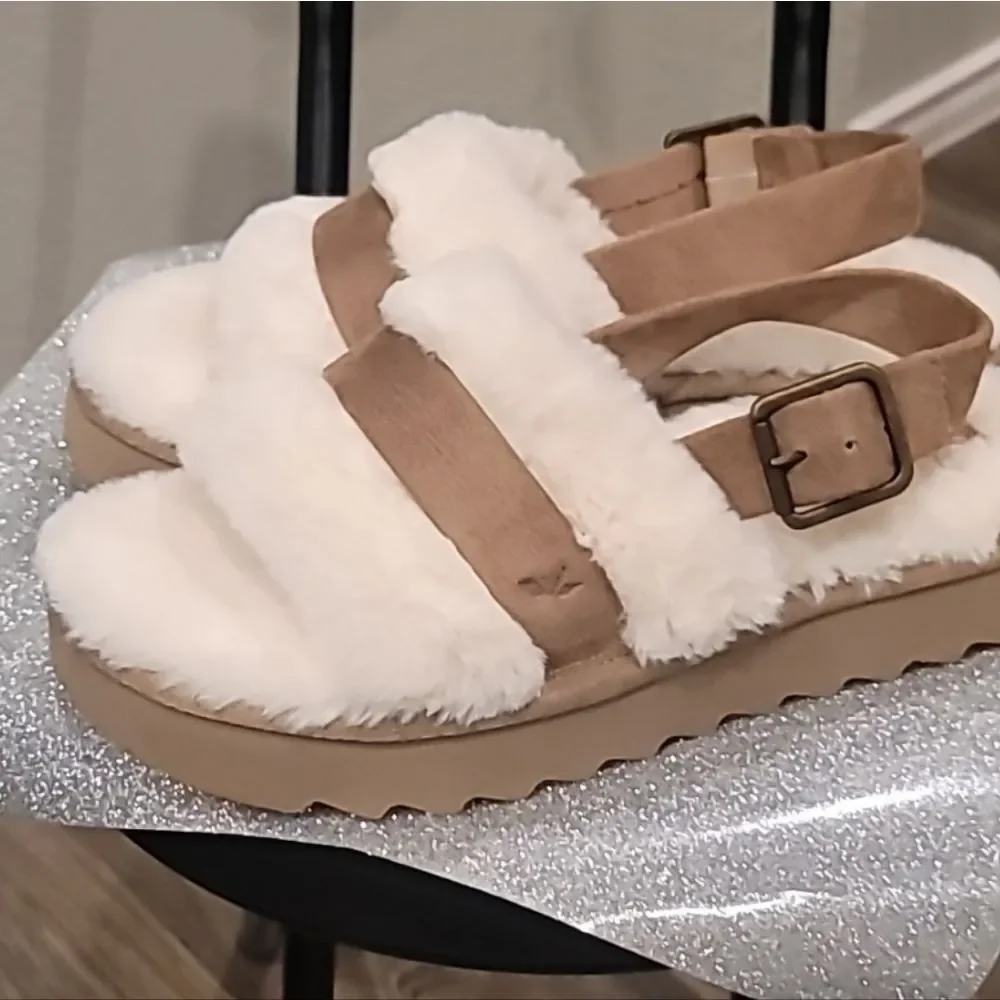 Koolaburra‎ Fuzz'd Out Adjustable Sandal